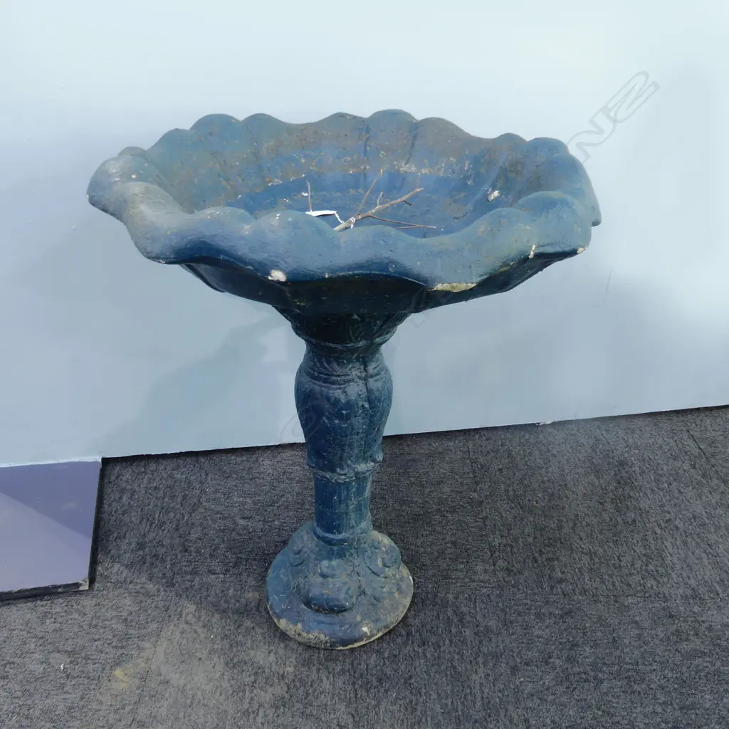 PAINTED CONCRETE BIRD BATH H.700mm Image 1++
