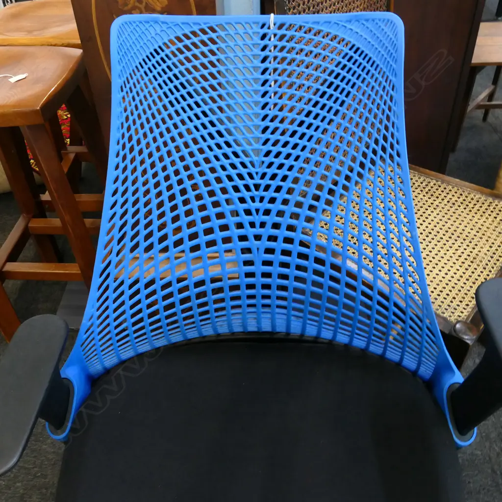HERMAN MILLER OFFICE CHAIR, BLUE MESH BACK & ADJUSTABLE ARMS Image 1++