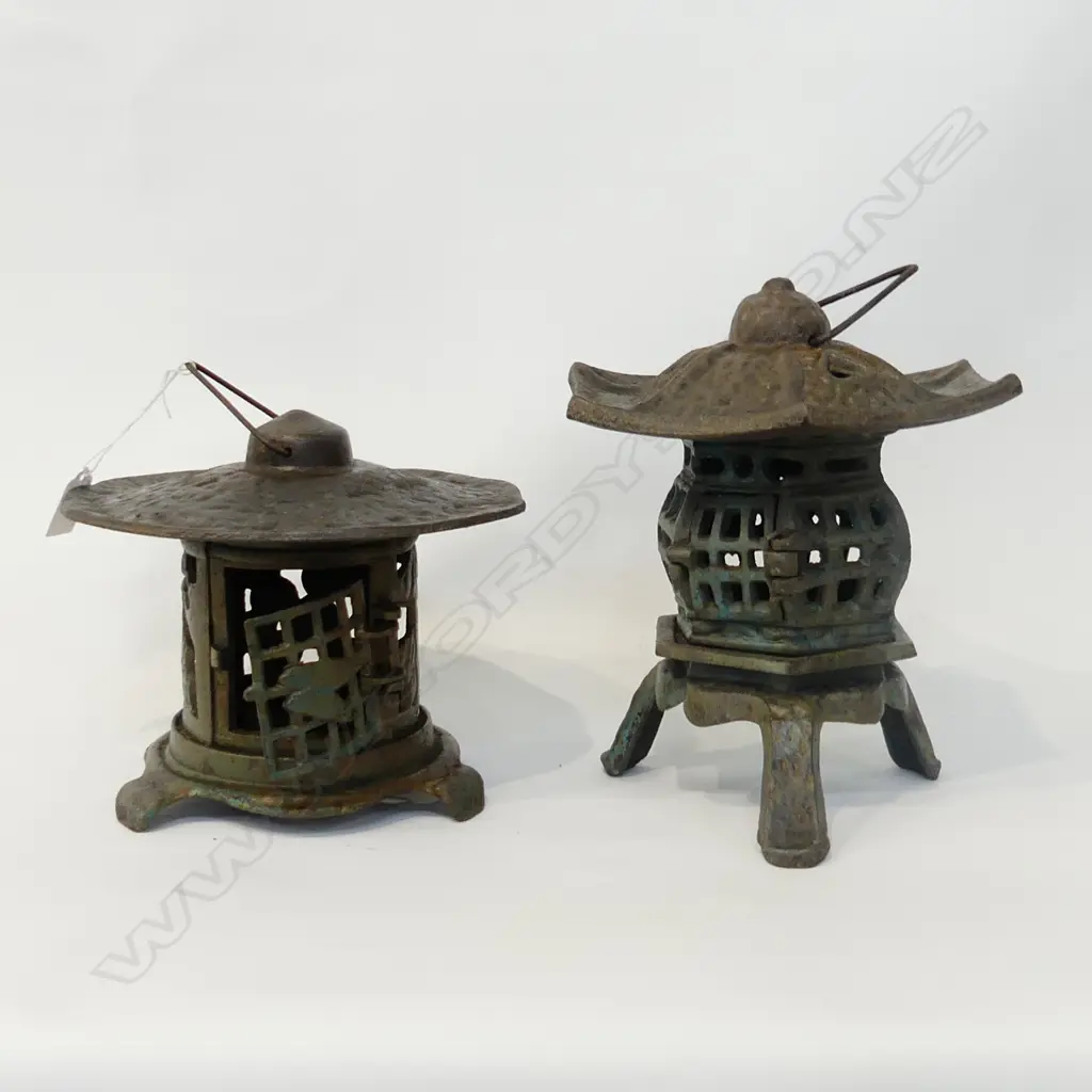 2 CAST IRON ORIENTAL LANTERNS H.250mm Image 1++