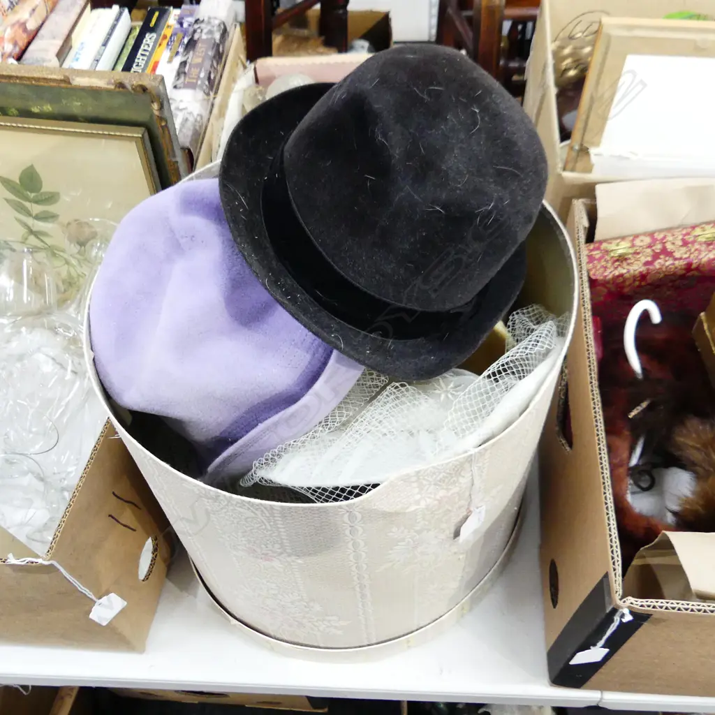 HAT BOX w. VINTAGE HATS Image 1++