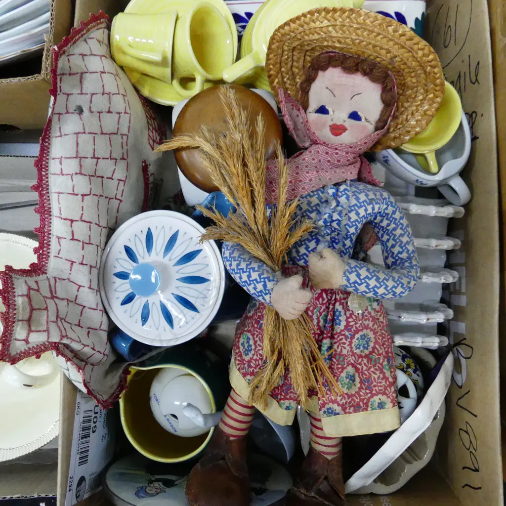 BOX LOT ASST. VINTAGE EUROPEAN KITCHENWARE + CROWN LYNN JUG ETC Image 1++
