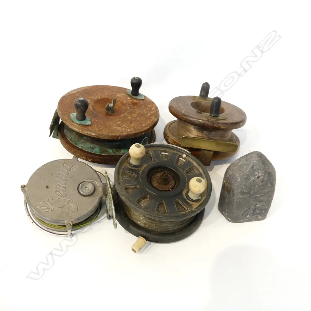 BOX 4 VINTAGE FISHING REELS + 1 LG SINKER Image 1++