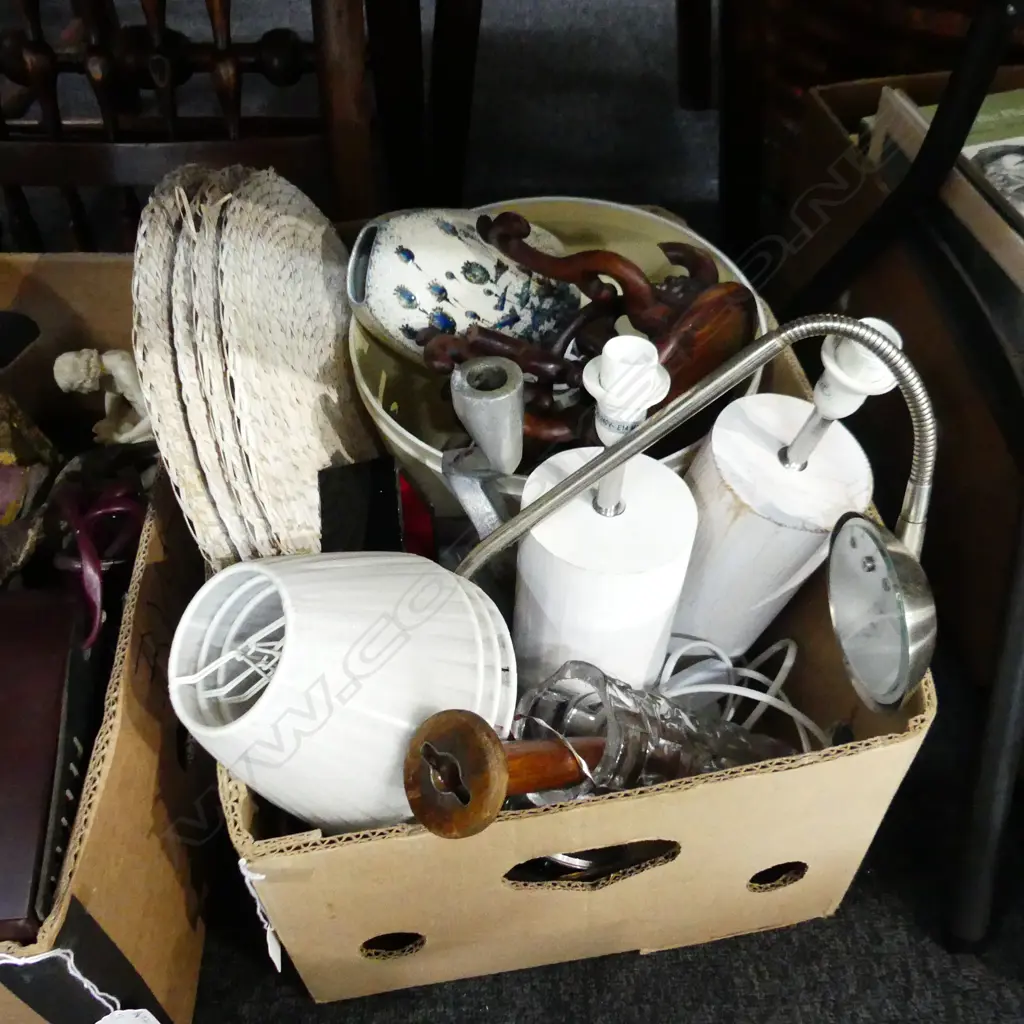 BOX LOT PR LAMPS, VASES ETC Image 1++