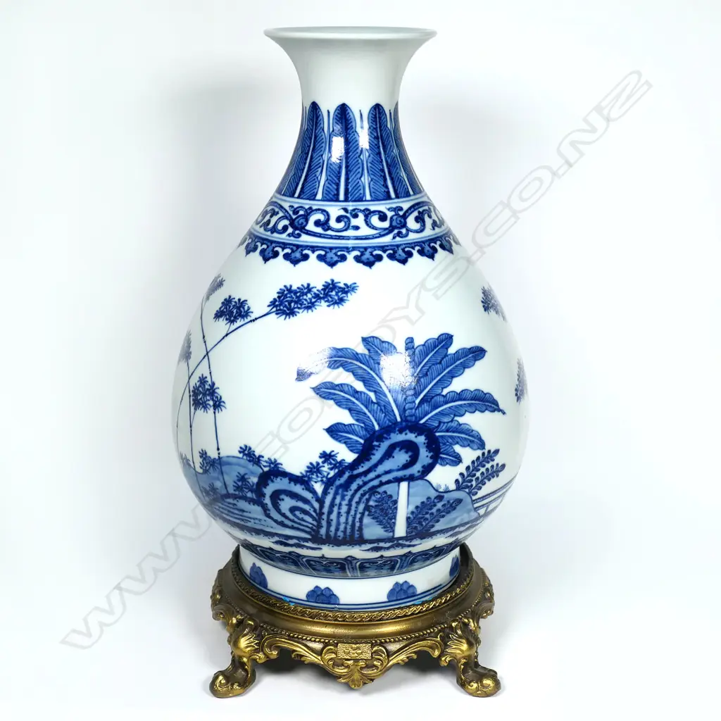 A quality Chinese porcelain yuhuchunping vase, Image 1++
