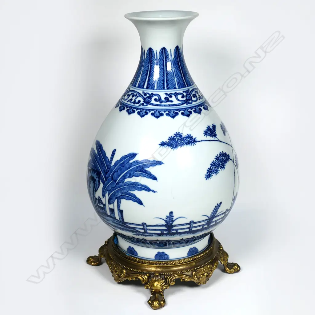 A quality Chinese porcelain yuhuchunping vase, Image 1++