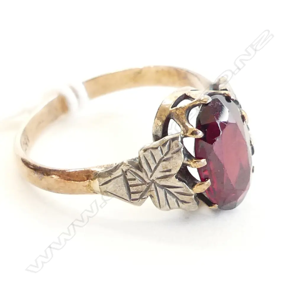 9CT GOLD & GARNET DRESS RING 3GMS  SIZE O Image 1++