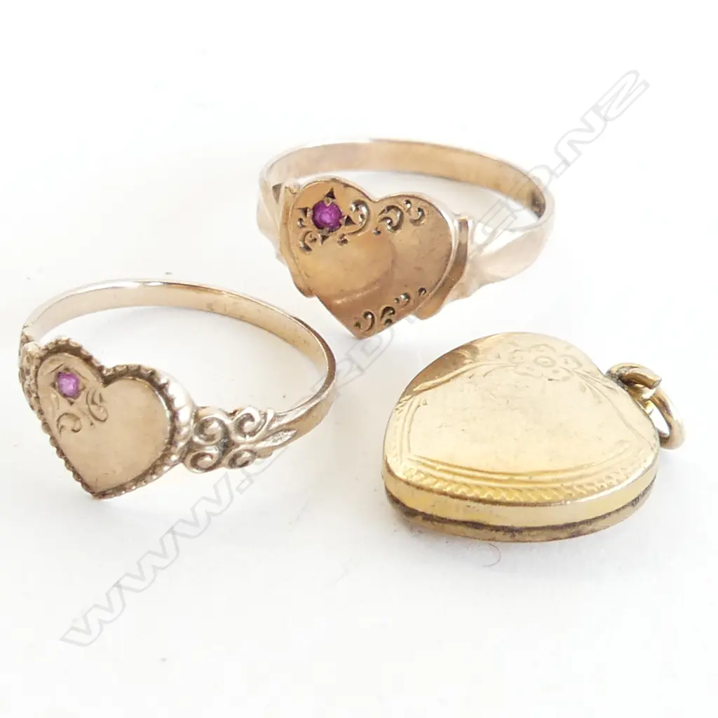 2 9CT GOLD HEART SIGNET RINGS WITH RUBIES + 9CT GOLD HEART LOCKET  5.13GMS  Image 1++