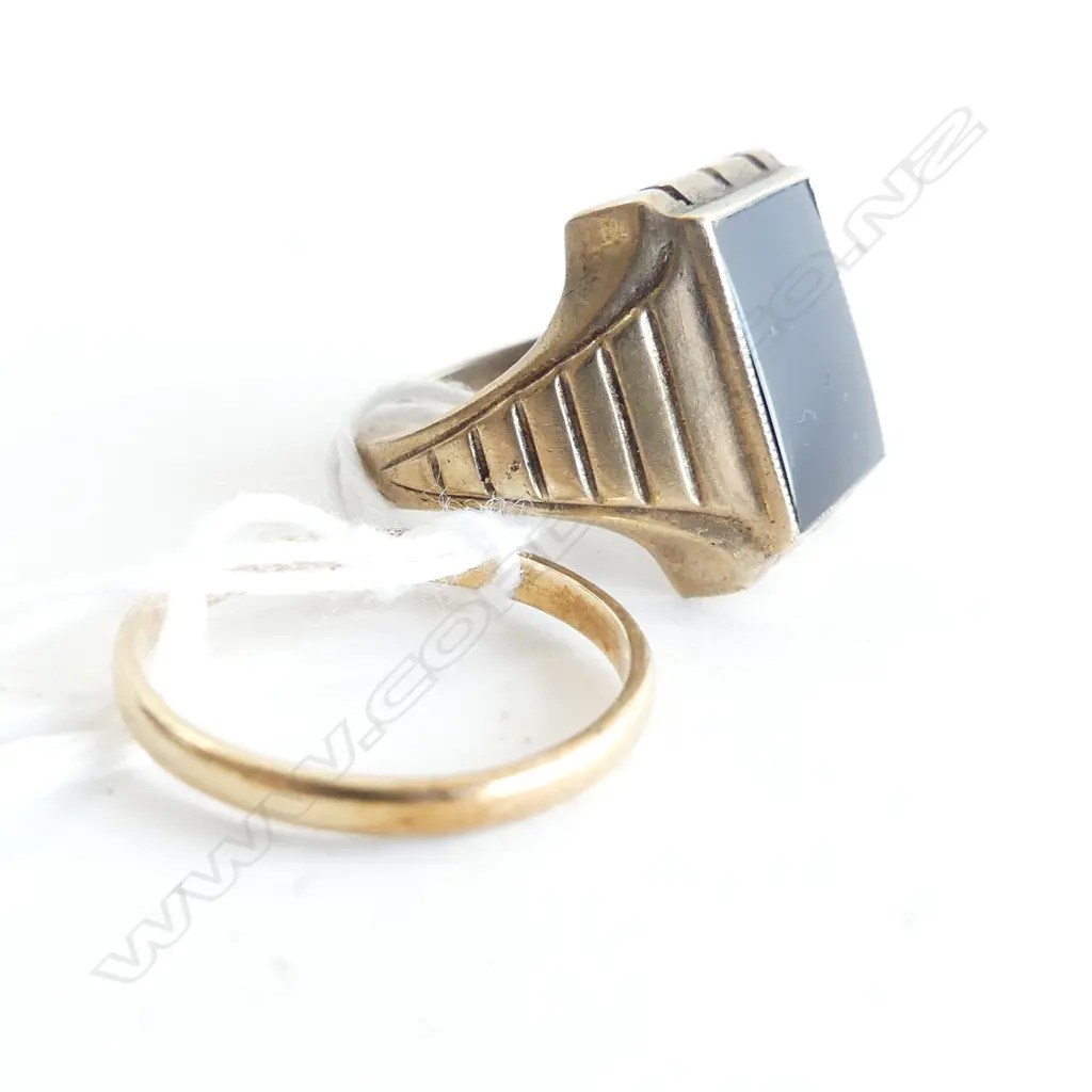 18CT GOLD WEDDER 1,8GMS& 9CT GOLD & ONYX GENTS RING 5,8GMS Image 1++