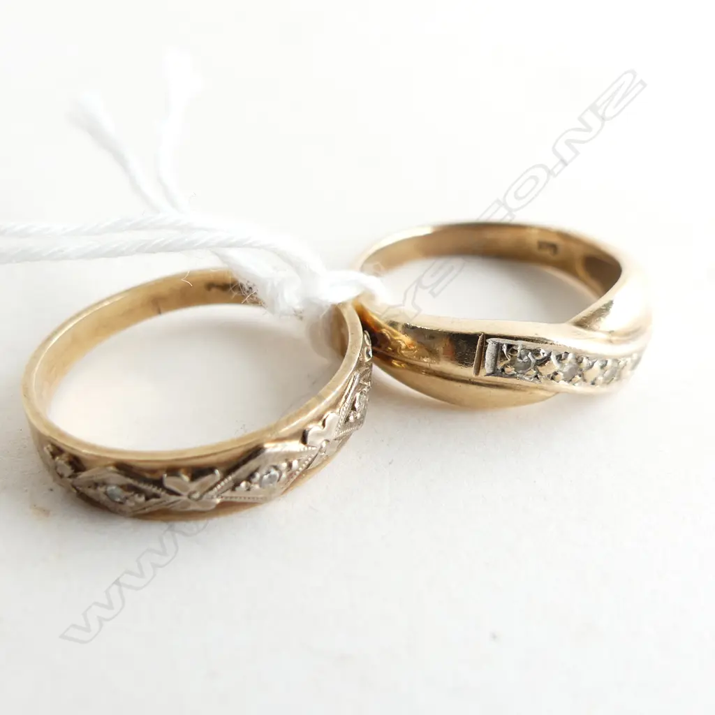 2 9CT GOLD & DIAMOND CHIP RINGS 5.07GMS Image 1++