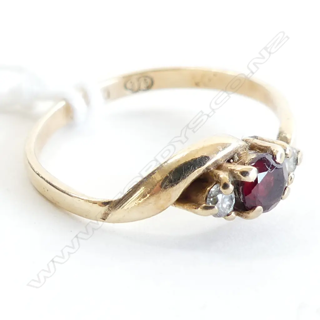 9CT GOLD, CZ & GARNET RING 1.7GMS SIZE M 1/2 Image 1++