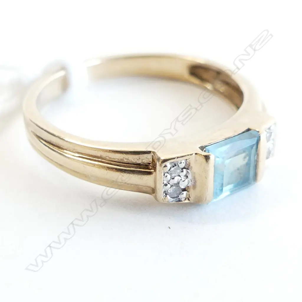 9CT GOLD & BLUE TOPAZ & DIAMOND RING 2.3GMS SIZE O Image 1++