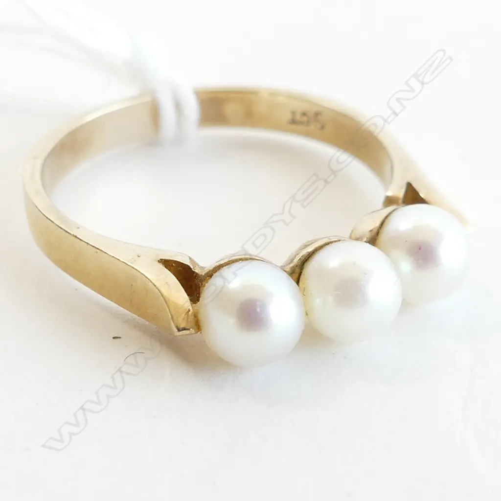 9CT GOLD RING WITH 3 CULTURED PEARLS  2.90GMS SIZE Q Image 1++