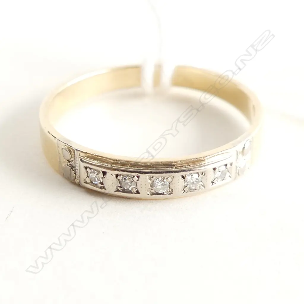 9CT GOLD BAND RING W 5 SMALL DIAMONDS 1.85gm SIZE P Image 1++