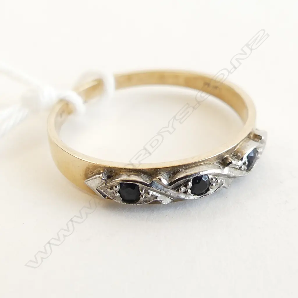 9CT GOLD BAND WITH SAPPHIRES 1.80GMS Image 1++