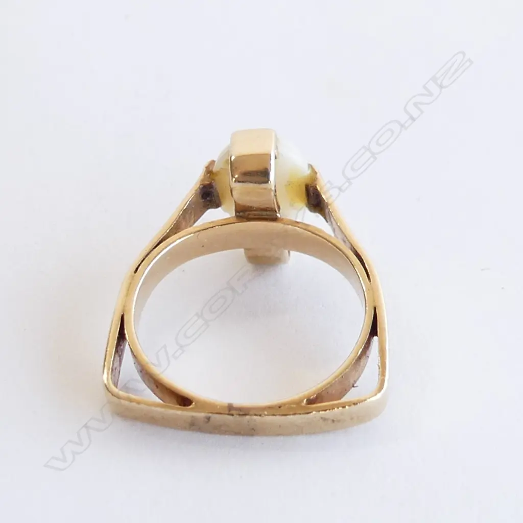 9ct MODERN DESIGN GOLD & MILK OPAL RING 3.63gms Image 1++