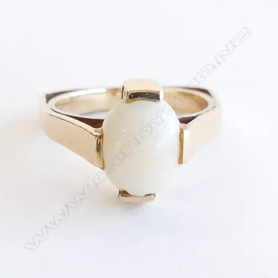 9ct MODERN DESIGN GOLD & MILK OPAL RING 3.63gms