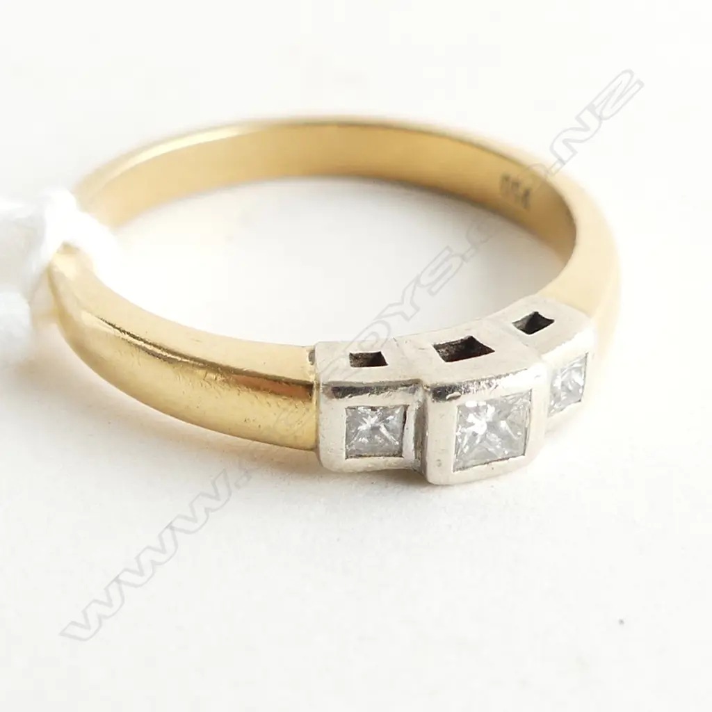 18CT GOLD & DIAMOND RING  4.05GMS SIZE O Image 1++