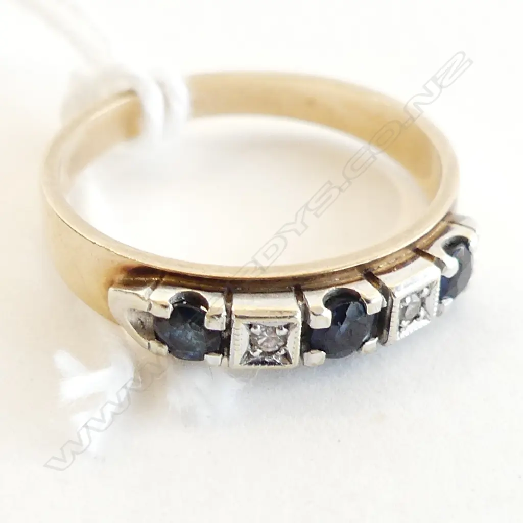 9CT GOLD, SAPPHIRE & DIAMOND BAND RING 2.40GMS SIZE M Image 1++