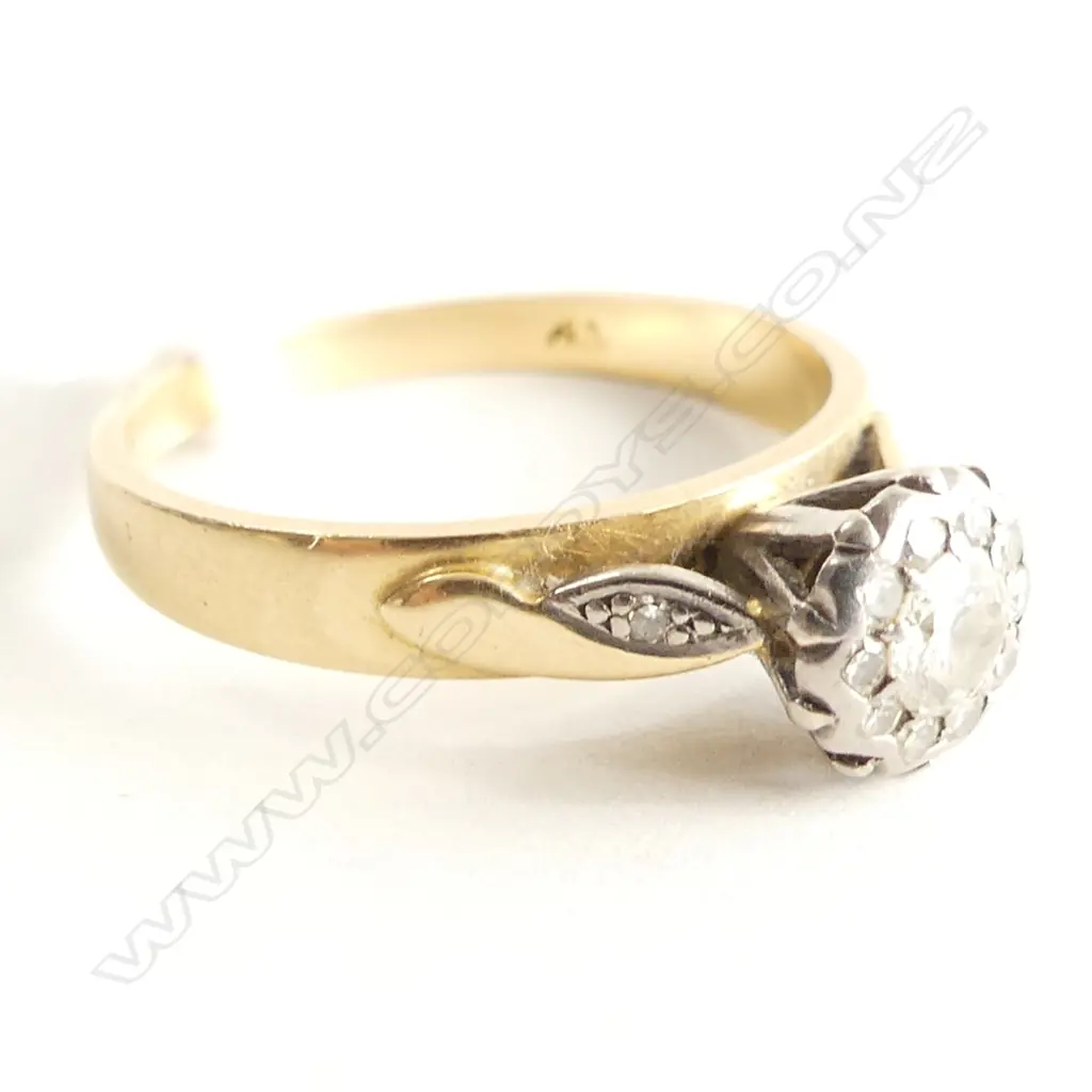 18CT GOLD & DIAMOND CLUSTER RING main dia = 0.15ct or more. 3.62gm Image 1++