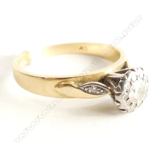 18CT GOLD & DIAMOND CLUSTER RING main dia = 0.15ct or more. 3.62gm