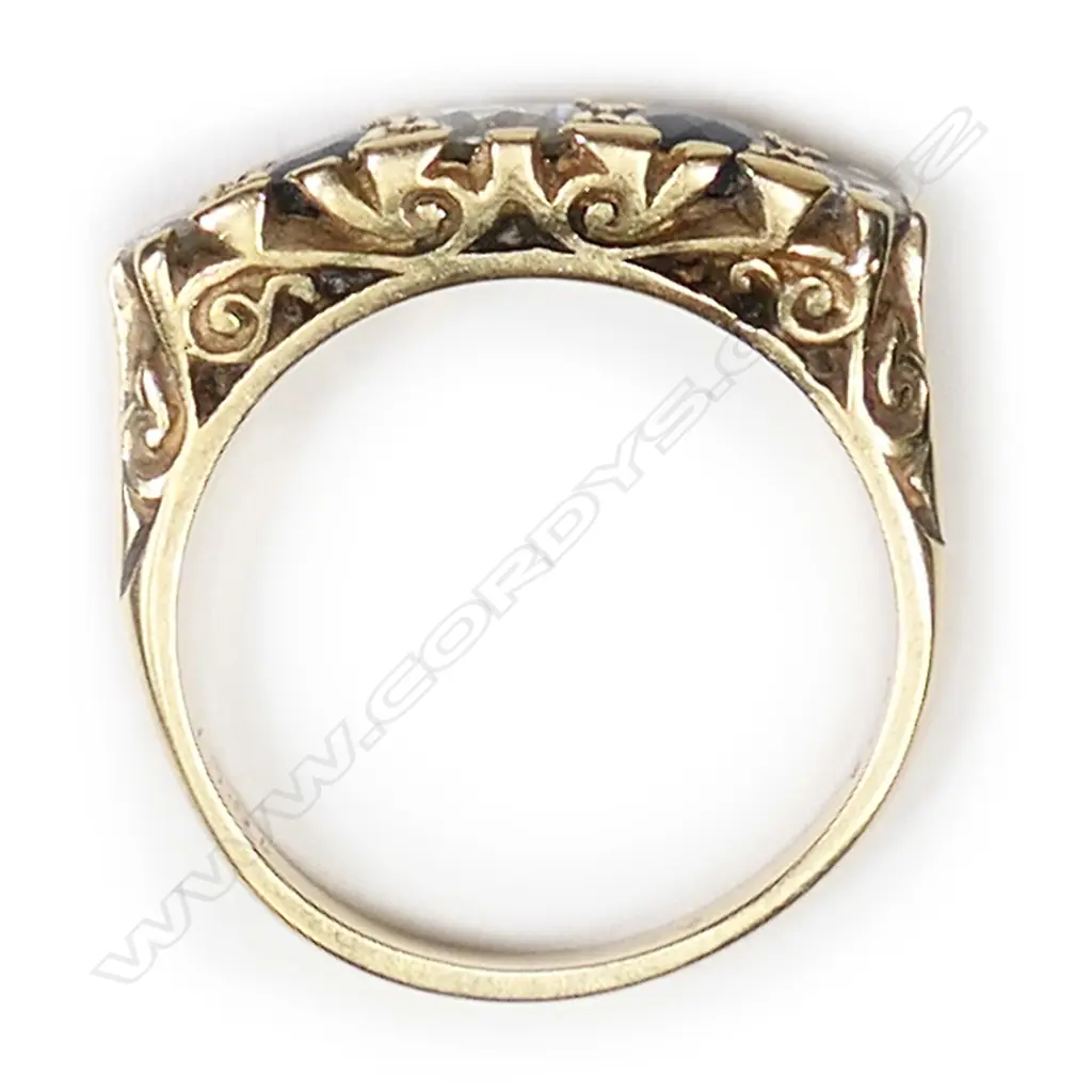 An 18ct gold estate diamond and sapphire ring, Image 1++