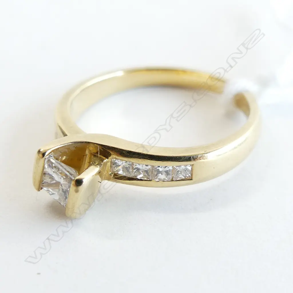 18CT MHJ DIAMOND SET RING 4.20GMS APPROX 0.50CT SIZE M 1/2 Image 1++