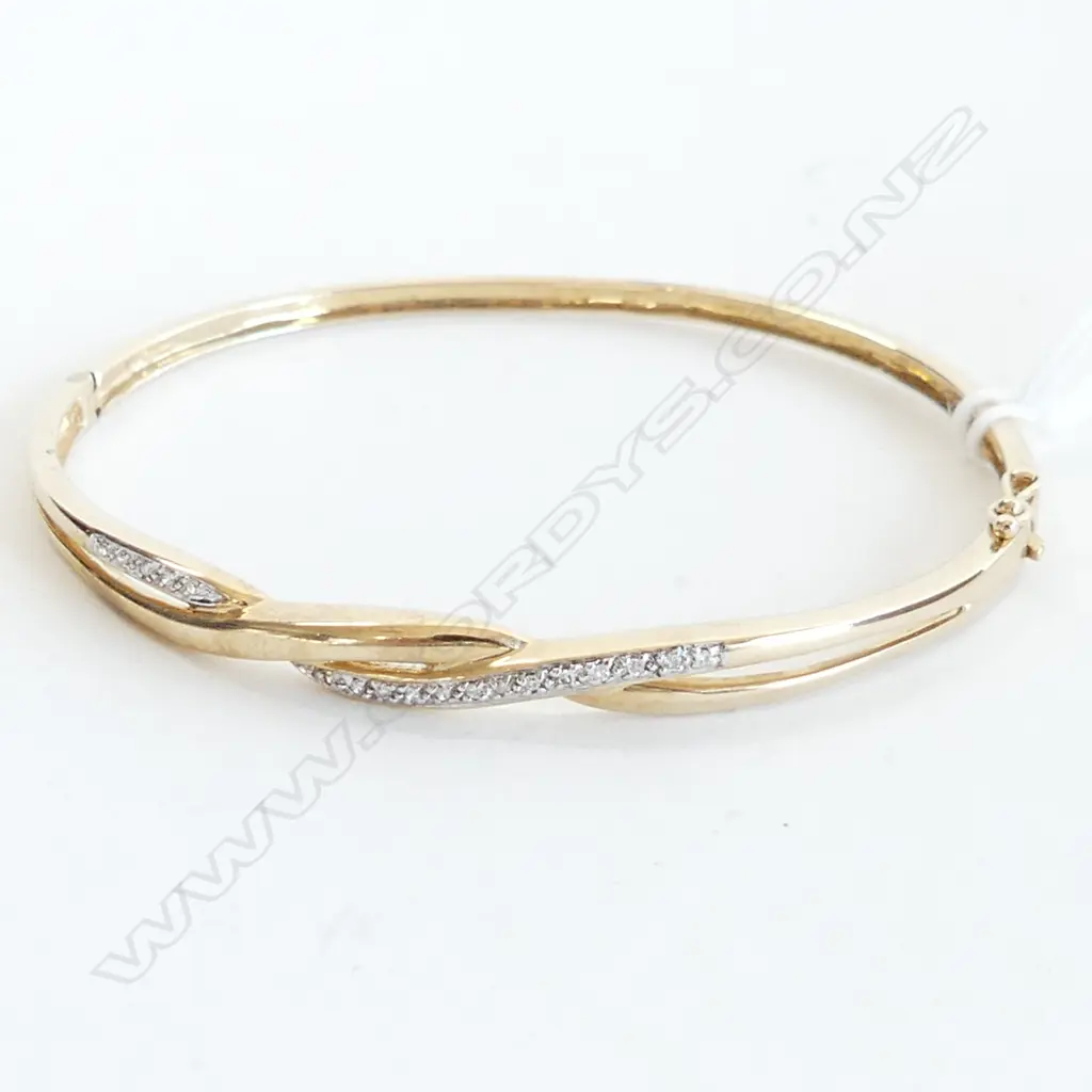 9CT GOLD & DIAMOND CLIP BANGLE 7.5GMS, 0.10CT Image 1++