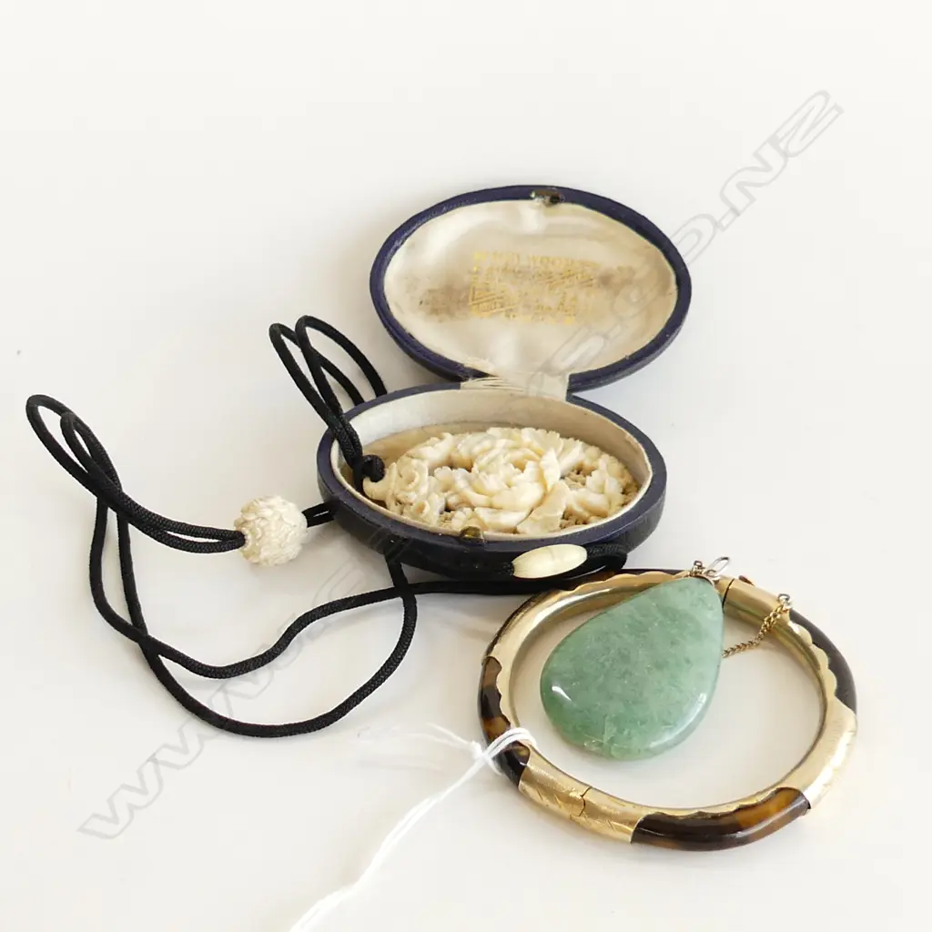 3 PCES JEWELLERY; QUART PEAR DROP PENDANT, CARVED IVORY PENDANT NECKLACE, SILVER GILT TIGERS EYE BANGLE Image 1++