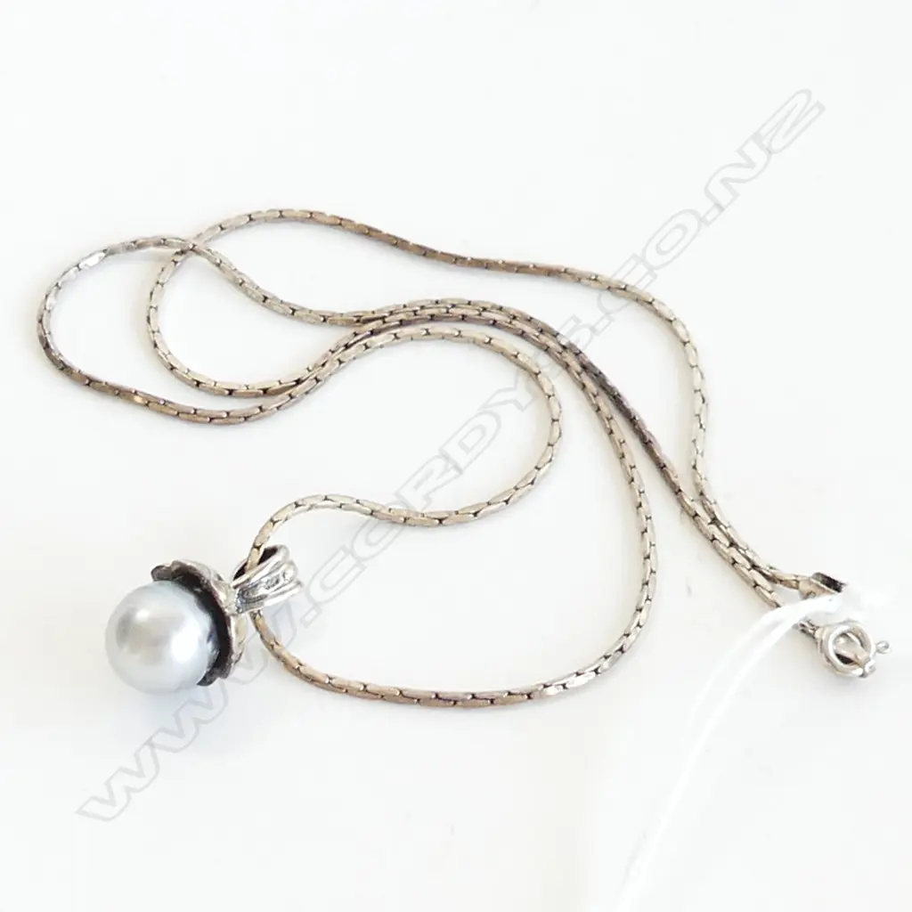 BLACK PEARL PENDANT ON STG SILVER CHAIN 9GMS Image 1++
