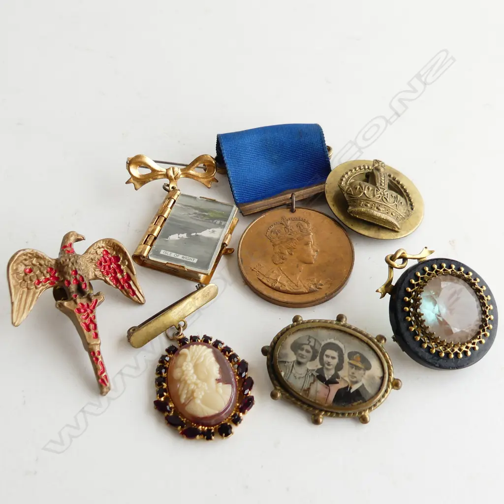 BAG 7 ASST VINTAGE BROOCHES & MEDALS  Image 1++
