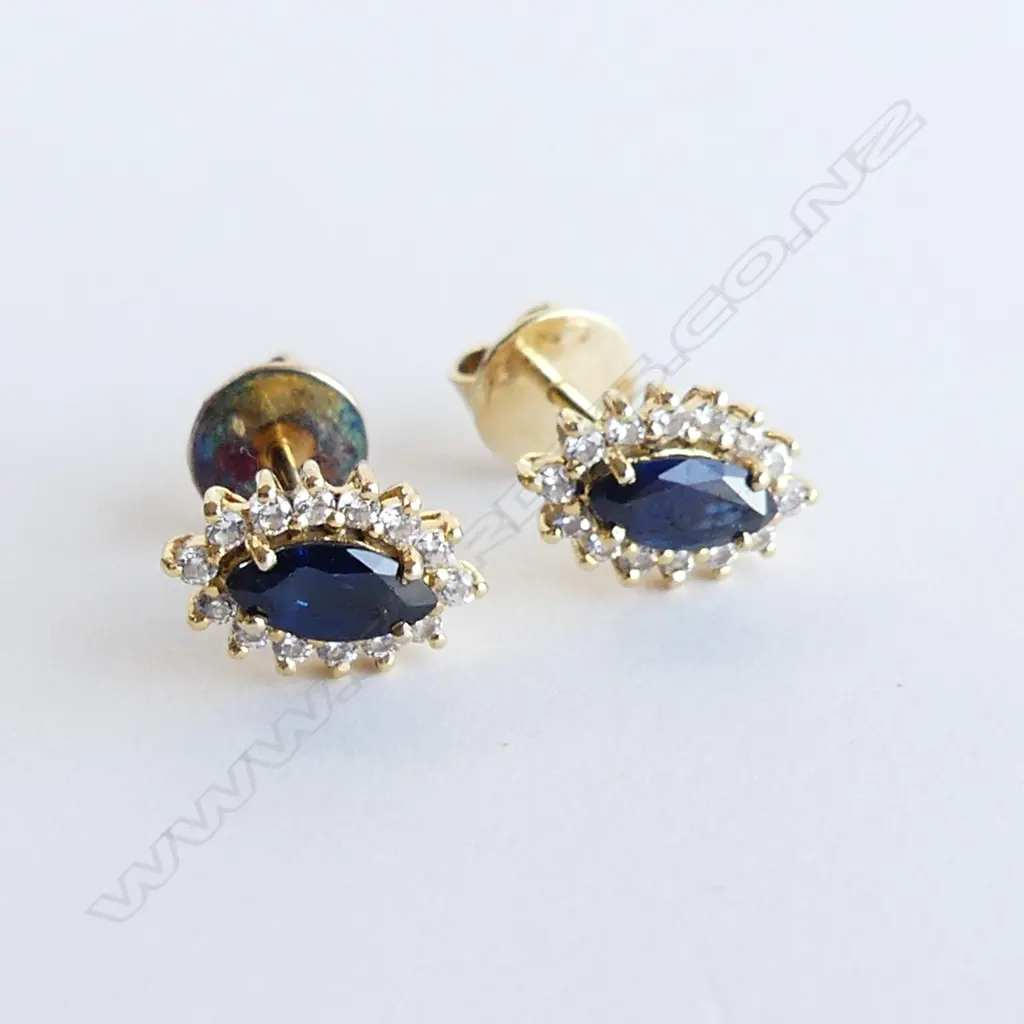18CT GOLD SAPPHIRE & CZ CLUSTER EARRINGS 2.6GMS Image 1++