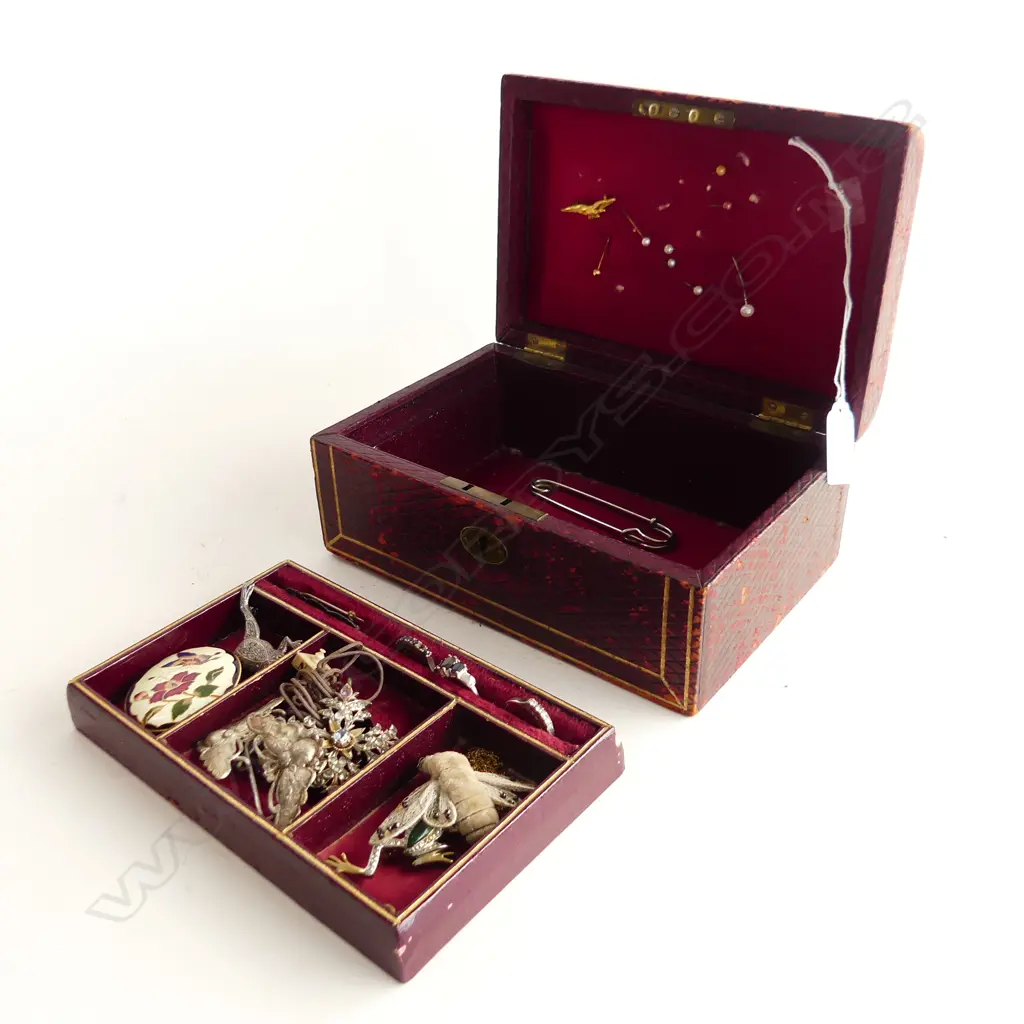 VINTAGE MORROCAN LEATHER JEWLERY BOX & CONTENTS L200MM H90MM Image 1++