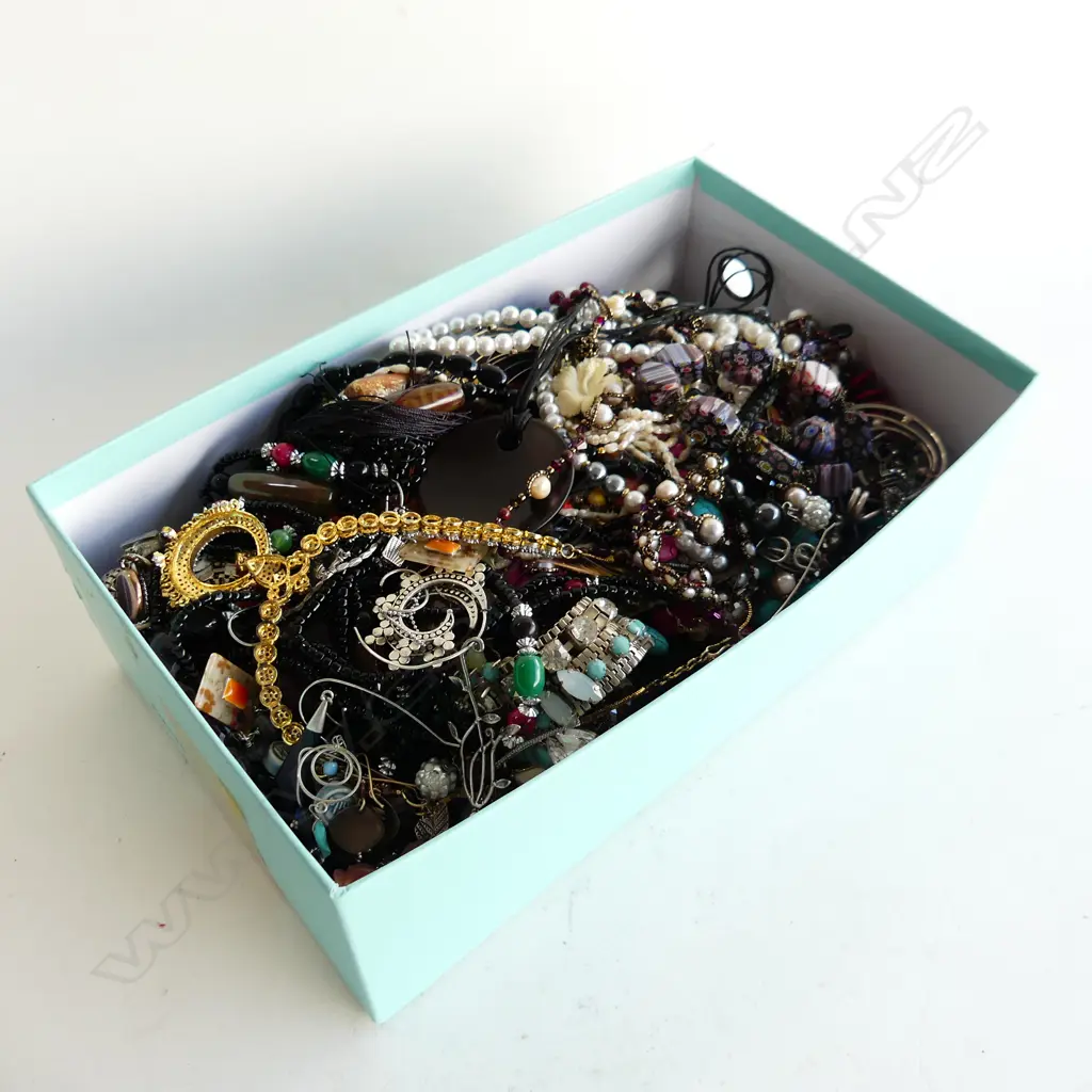 BOX ASST. COSTUME JEWELLERY Image 1++