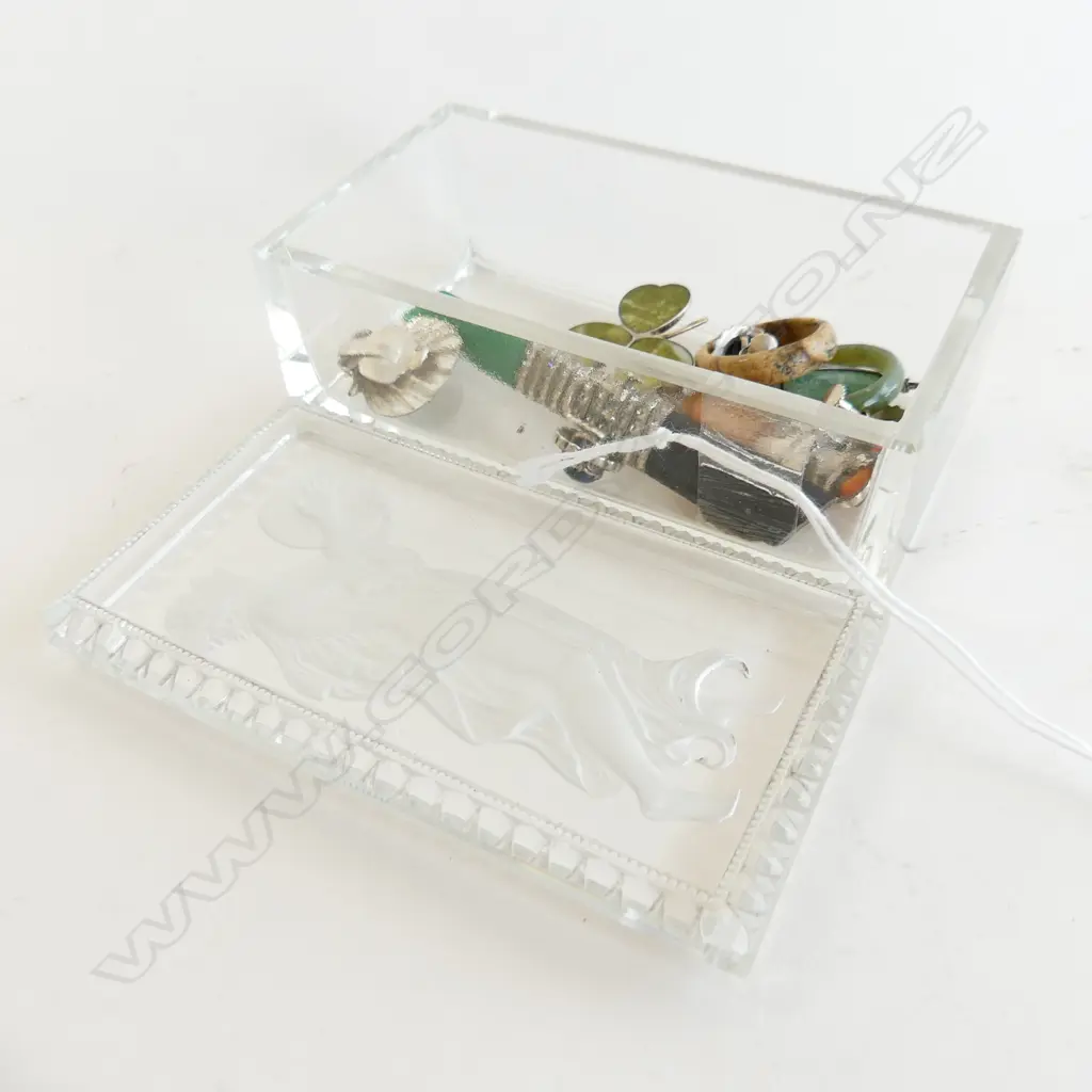 ASST. STG EARRINGS, 2 BROOCHES, ETC IN DECO LIDDED GLASS BOX H.110mm Image 1++