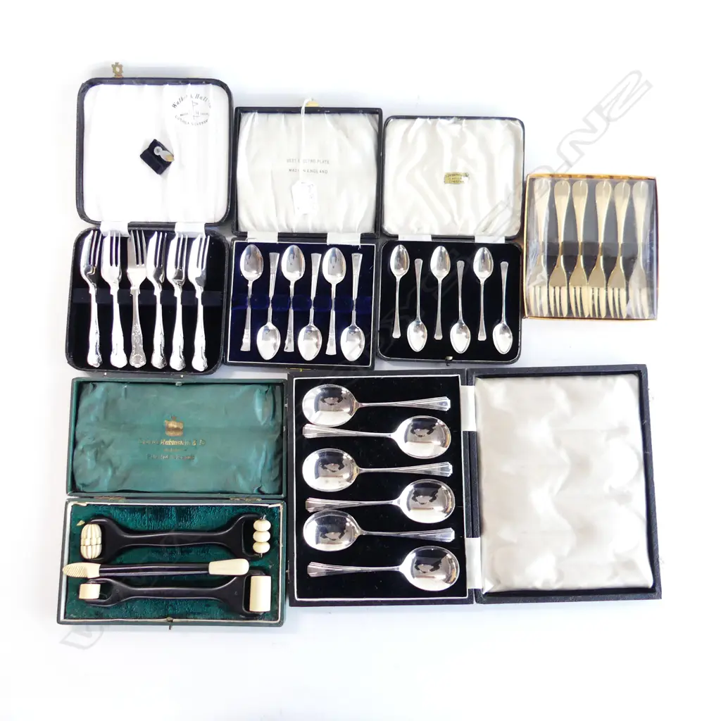 5 SETS CASED CUTLERY (1 STG 35 GRAMS) + CASED SET OF VALAZE FACE ROLLERS Image 1++