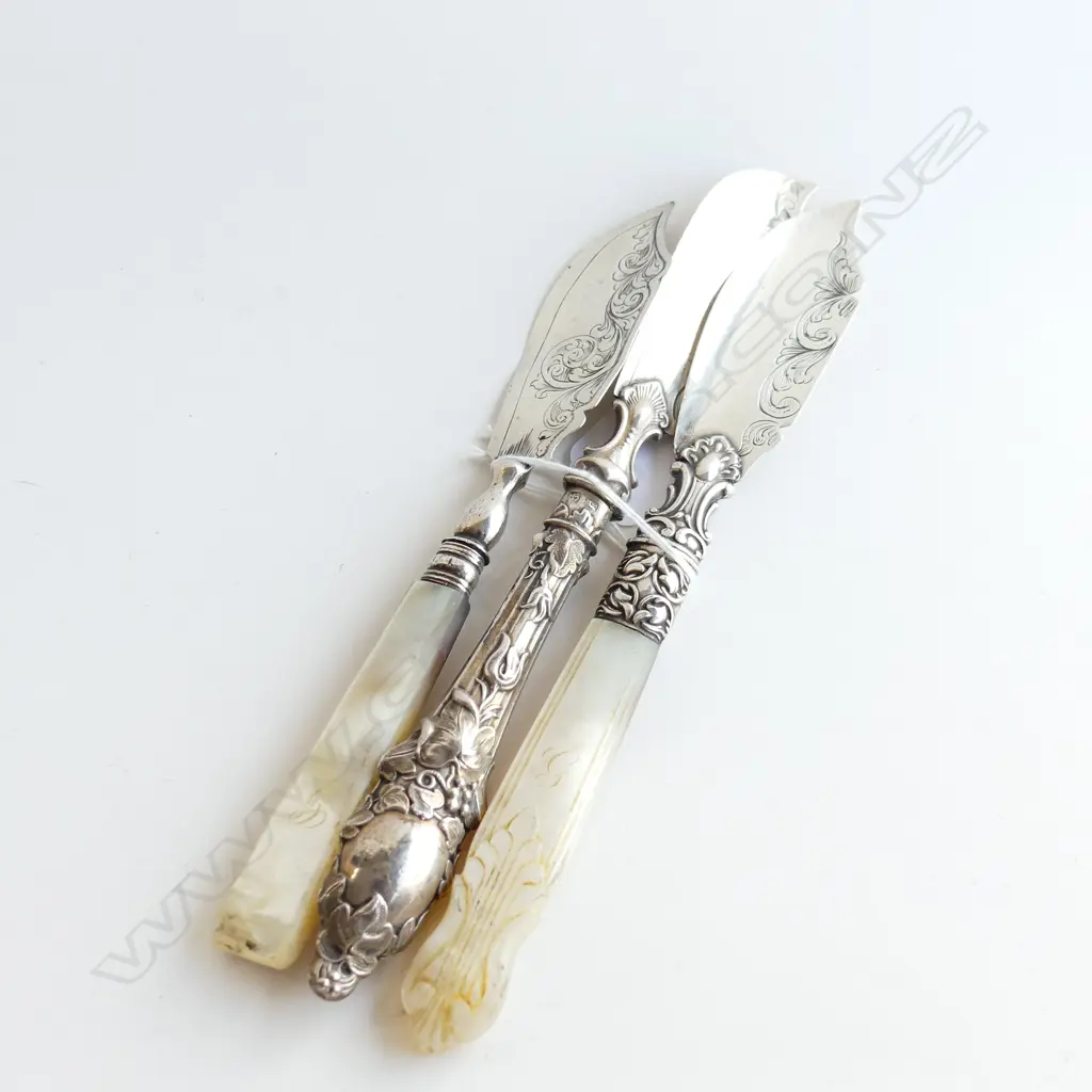 3 S/S BUTTERKNIVES 2 WITH MOP HANDLES Image 1++