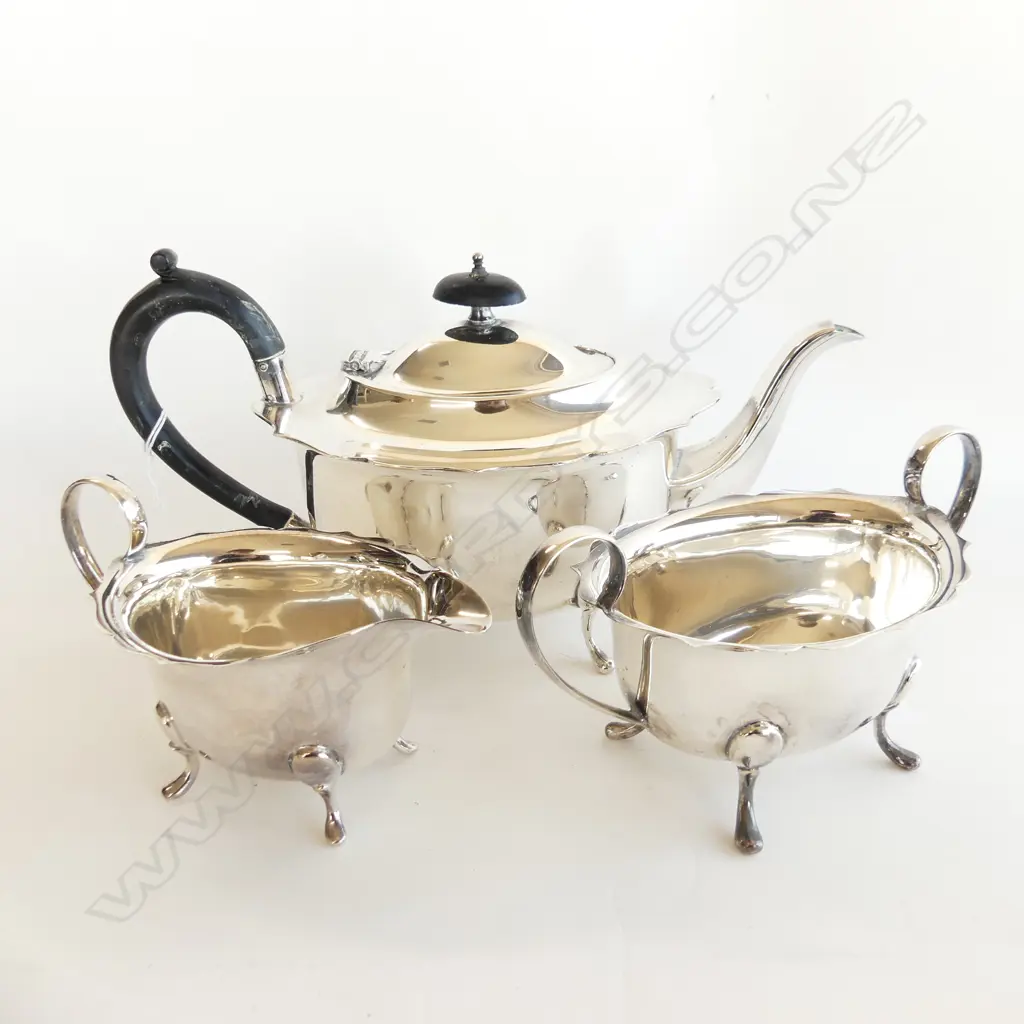 3 PC ENGLISH SILVER PLATE TEA SET; TEAPOT, CREAMER JUG & SUGAR BOWL Image 1++