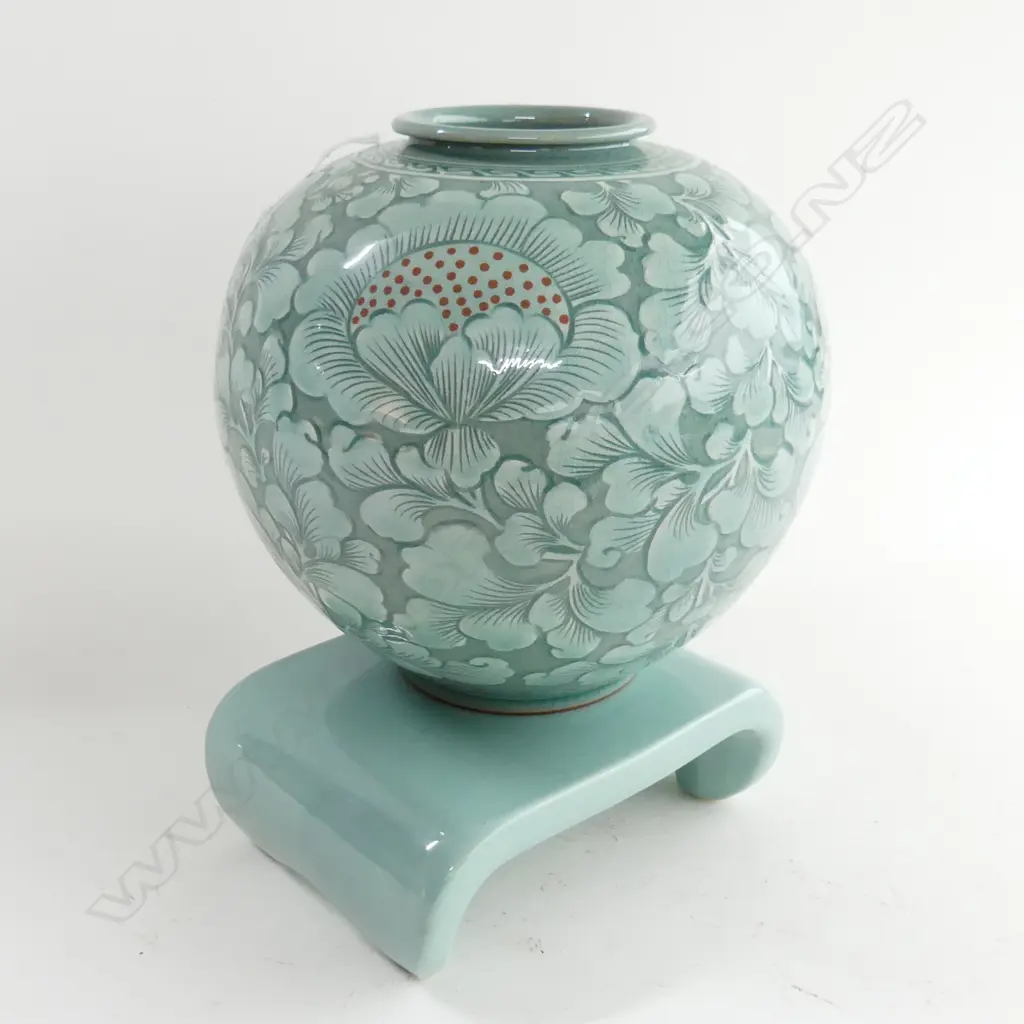 LG CELADON VASE ON STAND H.275mm Image 1++