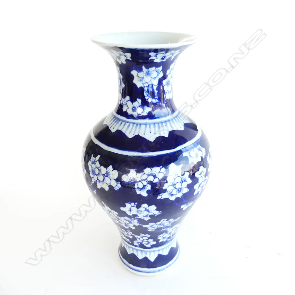 CHINESE B/W VASE H.350mm Image 1++