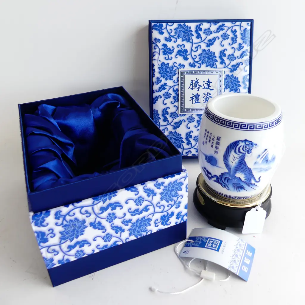 BOXED CHINESE BLUE & WHITE CHINA  BEAKER ON STAND H140MM Image 1++