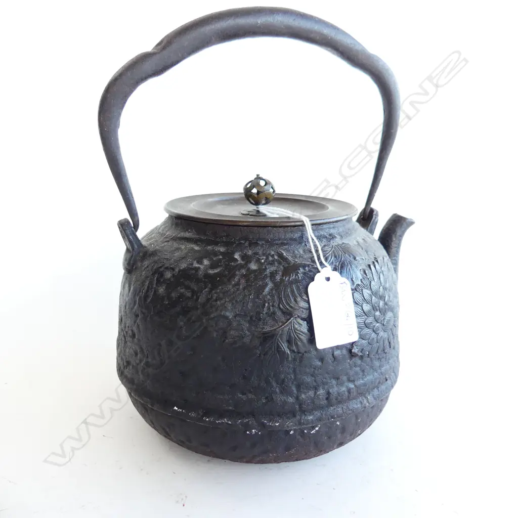 TETSUBIN; JAPANESE CAST IRON TEAPOT w. CHRYSANTHEMUM c.1890 Image 1++