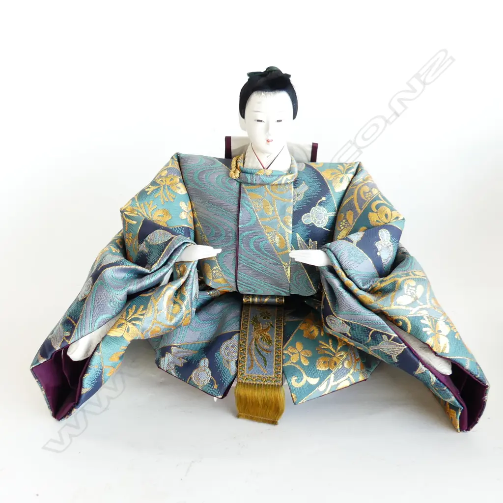 IMPRESSIVE JAPANESE FIGURE WITH SILK CLOTHING, PORCELAIN HEAD & HANDS H. 240MM Image 1++