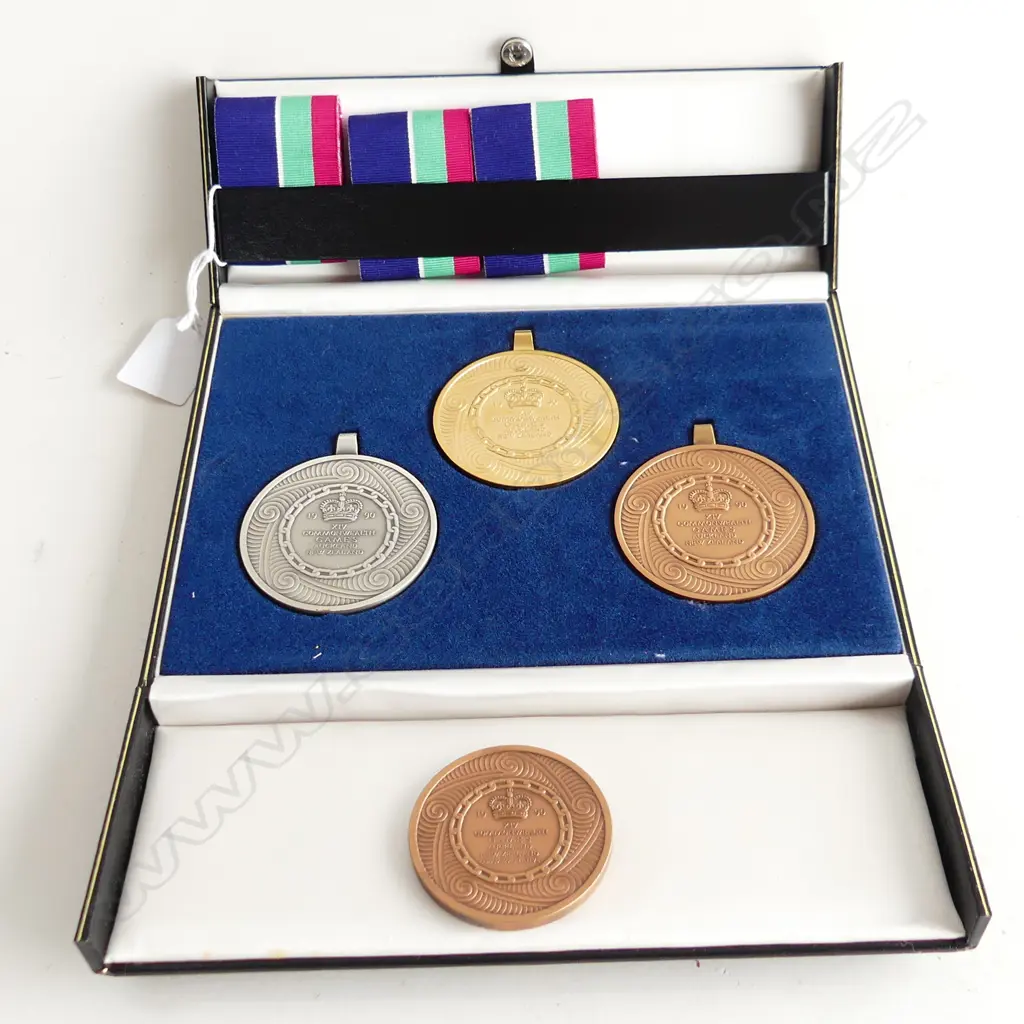  SET OF 1990 NZ COMMONWEALTH GAMES MEDALS COMPLETE WITH RIBBONS AND CASE Image 1++