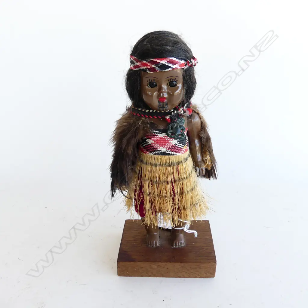 VINTAGE MAORI DOLL IN KAHU HURUHURU (FEATHER CAPE)WITH BABY H225MM W WOODEN STAND Image 1++