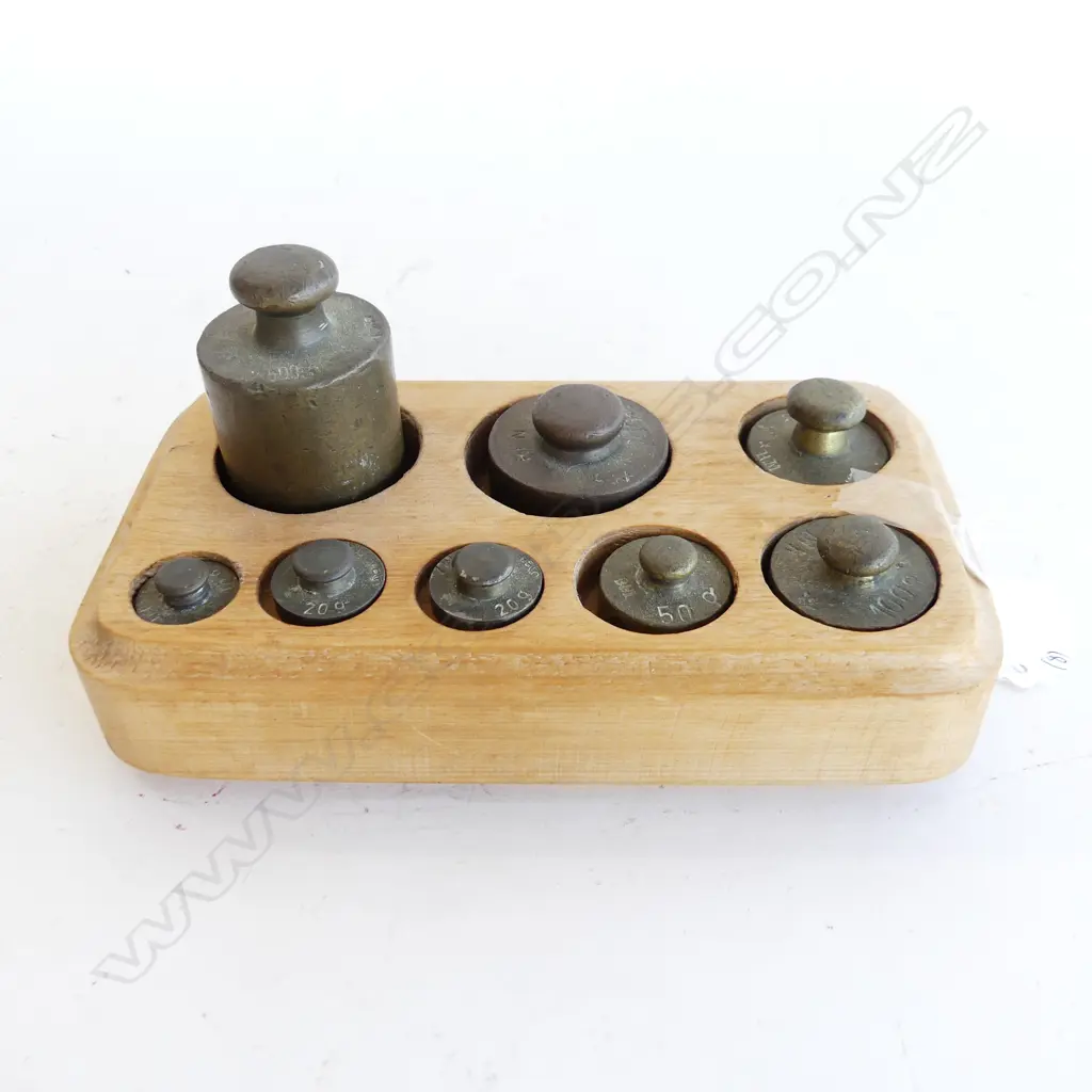 SET OF VINTAGE WEIGHTS IN WOODEN HOLDER  Image 1++