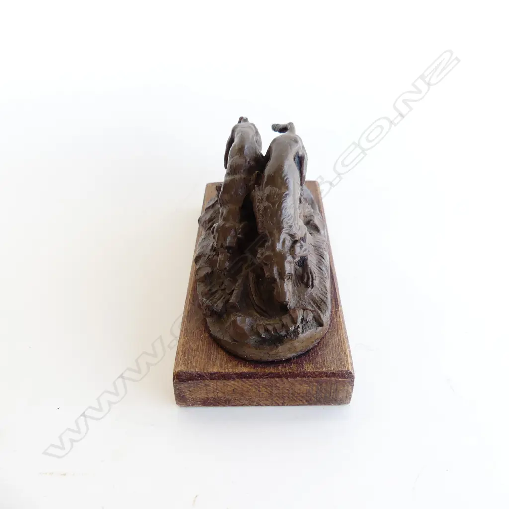 2 BRONZE DOGS ON WOODEN STAND L.165mm one tail broken Image 1++