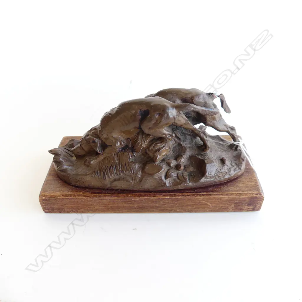2 BRONZE DOGS ON WOODEN STAND L.165mm one tail broken Image 1++