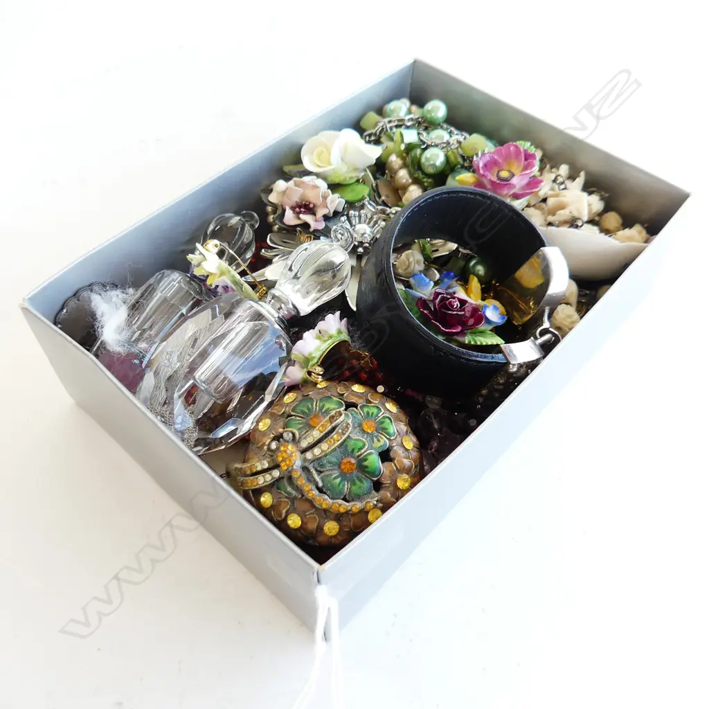 ASST. COSTUME JEWELLERY; BROOCHES ETC Image 1++