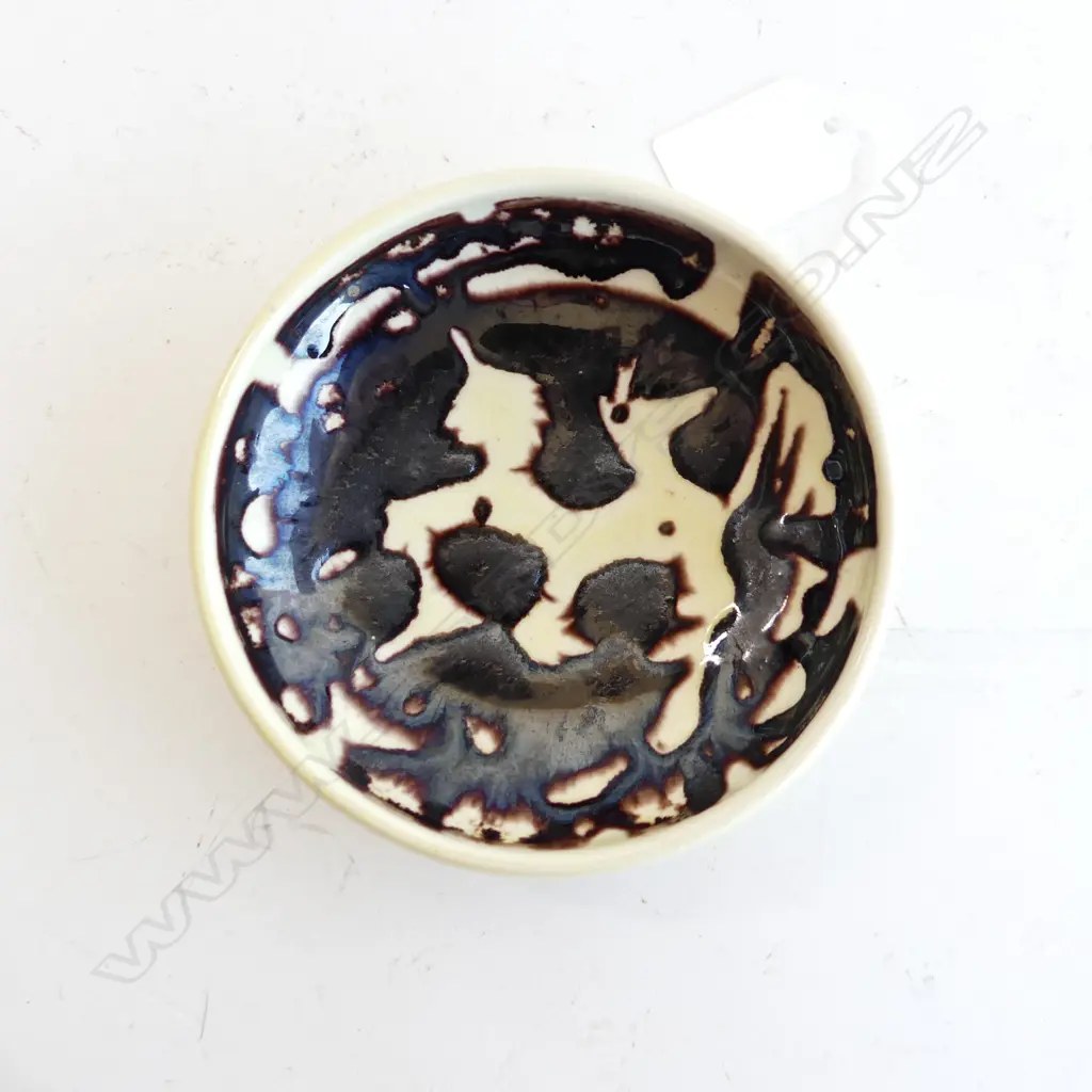 O.C. STEPHENS (NZ) HAND POTTED DISH WITH HAND POURED  BROWN GLAZE DIA 125MM, SIGNED AT BASE  Image 1++