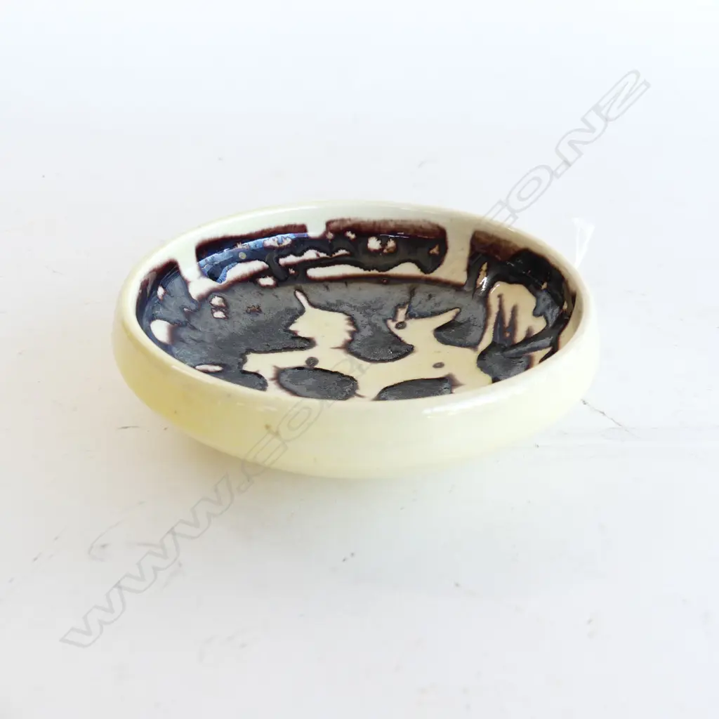 O.C. STEPHENS (NZ) HAND POTTED DISH WITH HAND POURED  BROWN GLAZE DIA 125MM, SIGNED AT BASE  Image 1++